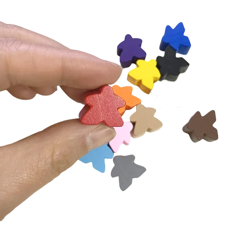 Veelkleurige houten meeple speelaccessoires