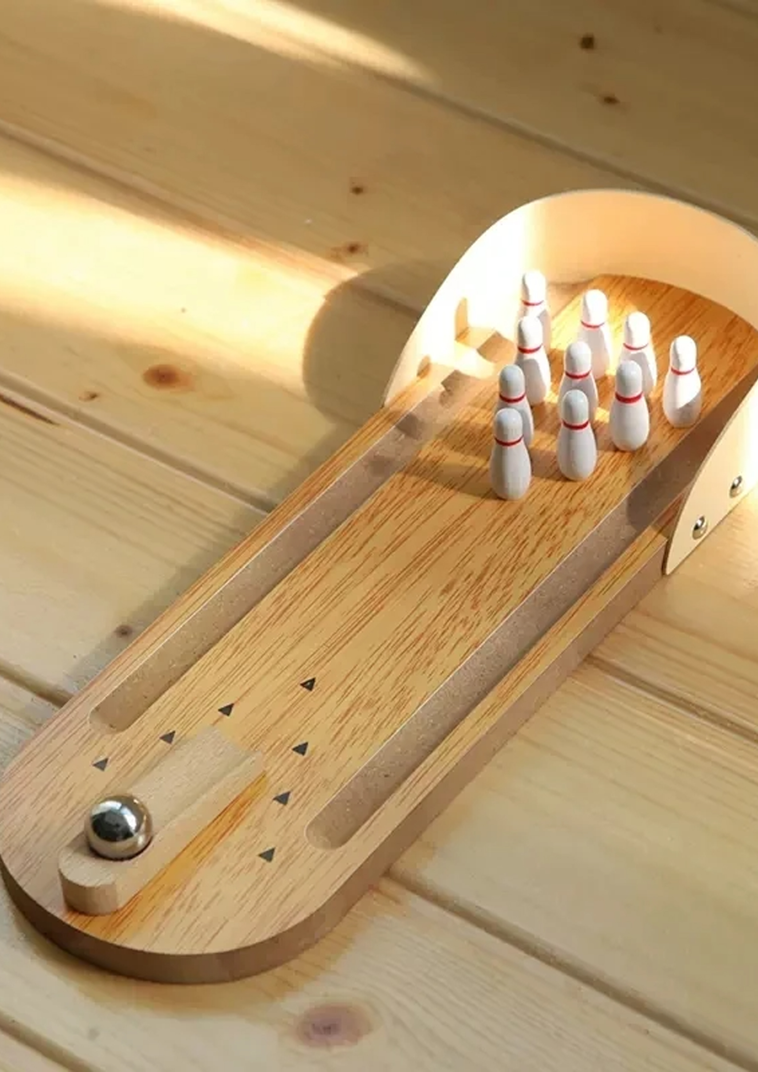 Mini-desktop-bowlingsets hebben de werkplek veroverd en hebben een nieuwe trend op het gebied van kantoorentertainment veroorzaakt.