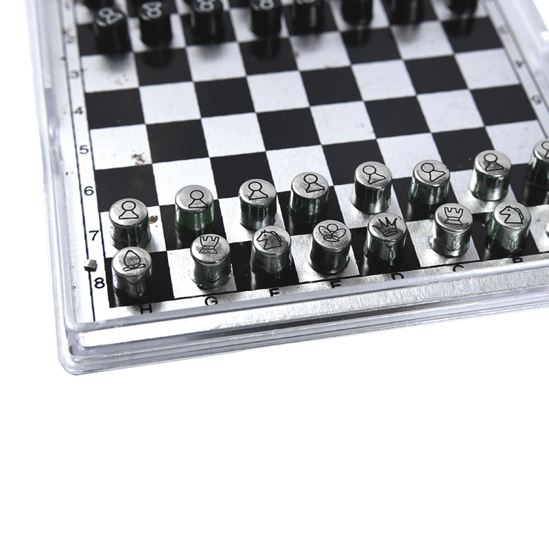 Magnetisch metalen internationaal schaakspel in helder acryl etui