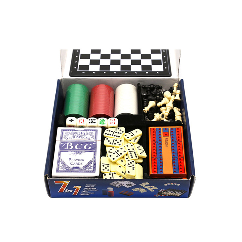 Klassieke multigameset: combinatie van schaken, domino, poker en dammen