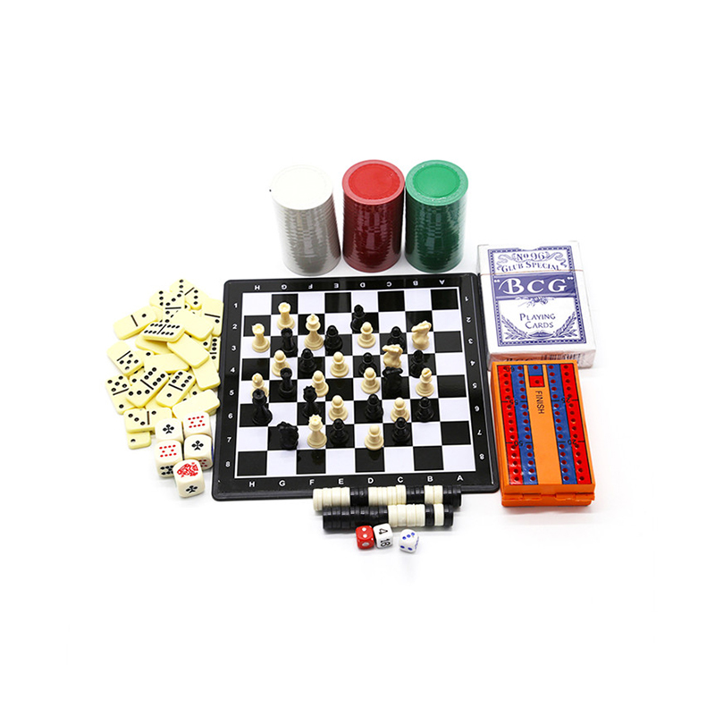 Klassieke multigameset: combinatie van schaken, domino, poker en dammen