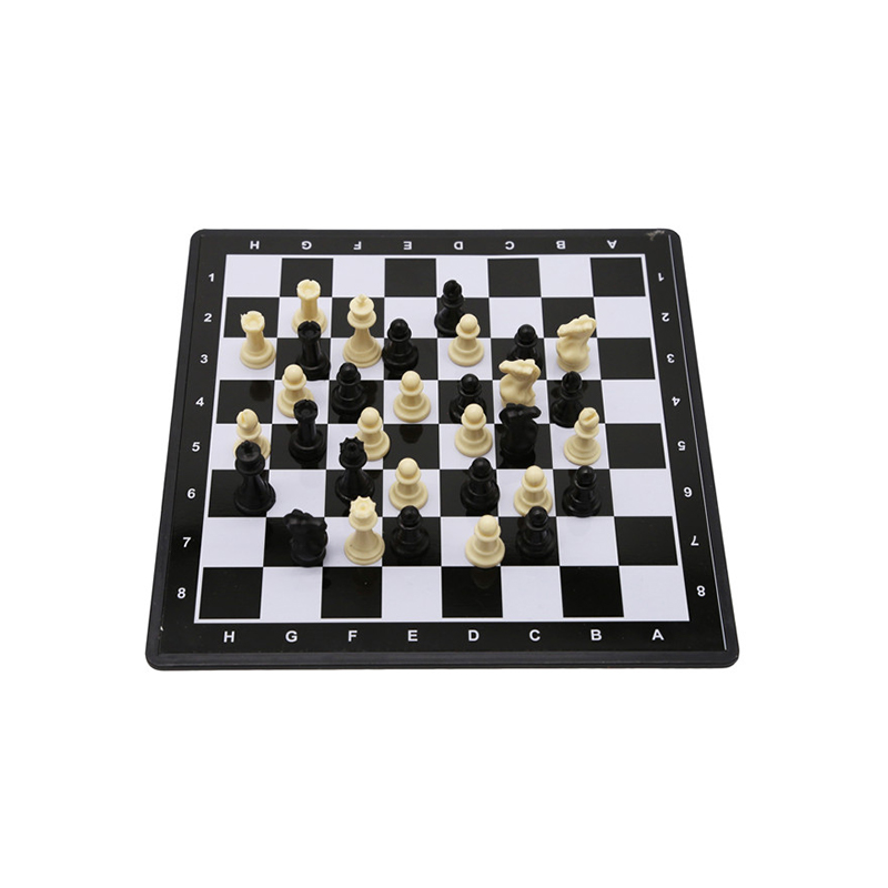 Klassieke multigameset: combinatie van schaken, domino, poker en dammen