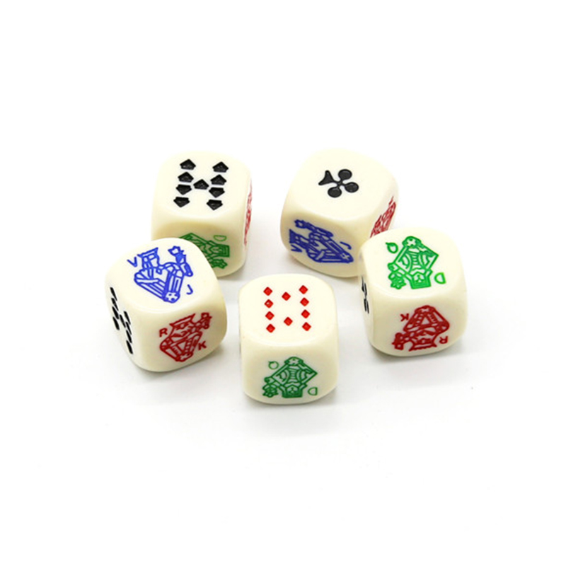 Klassieke multigameset: combinatie van schaken, domino, poker en dammen