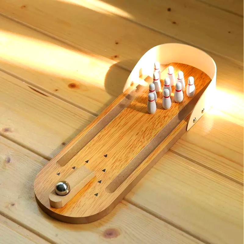 Compacte houten set met stalen kogel en pinnen Mini-desktop-bowlingspel