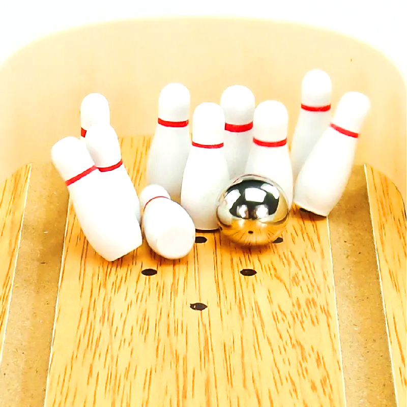 Compacte houten set met stalen kogel en pinnen Mini-desktop-bowlingspel
