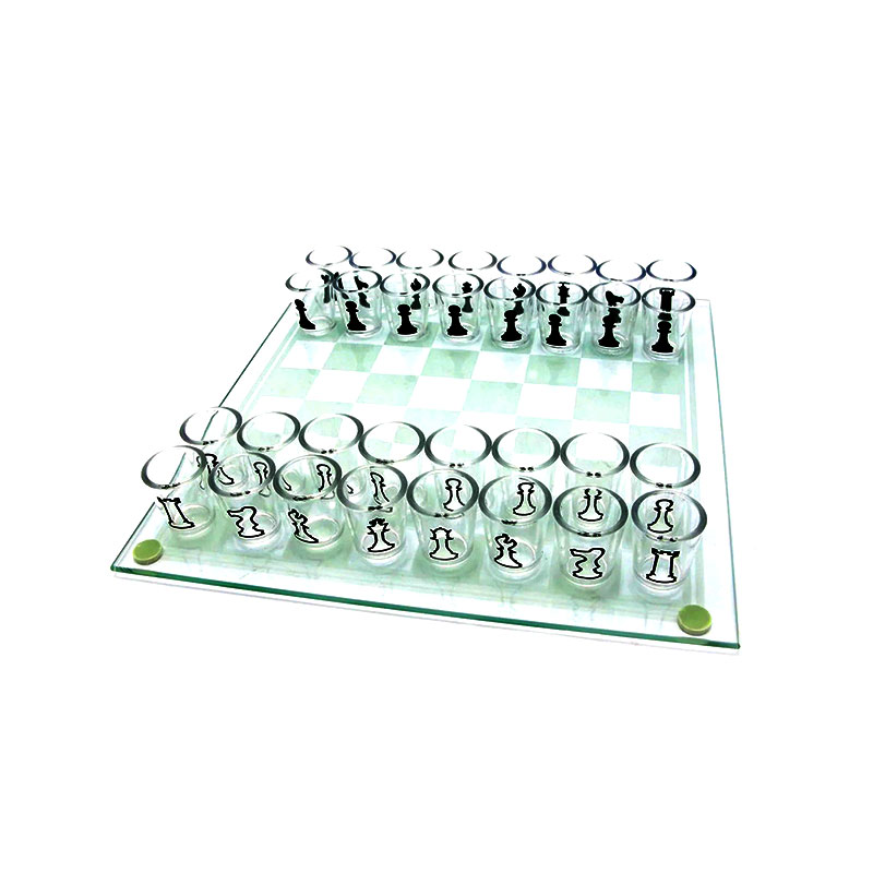 Glazen schaakbord met 32 ​​borrelglaasjes met schaakstukken. Borrelglasset met schaakthema