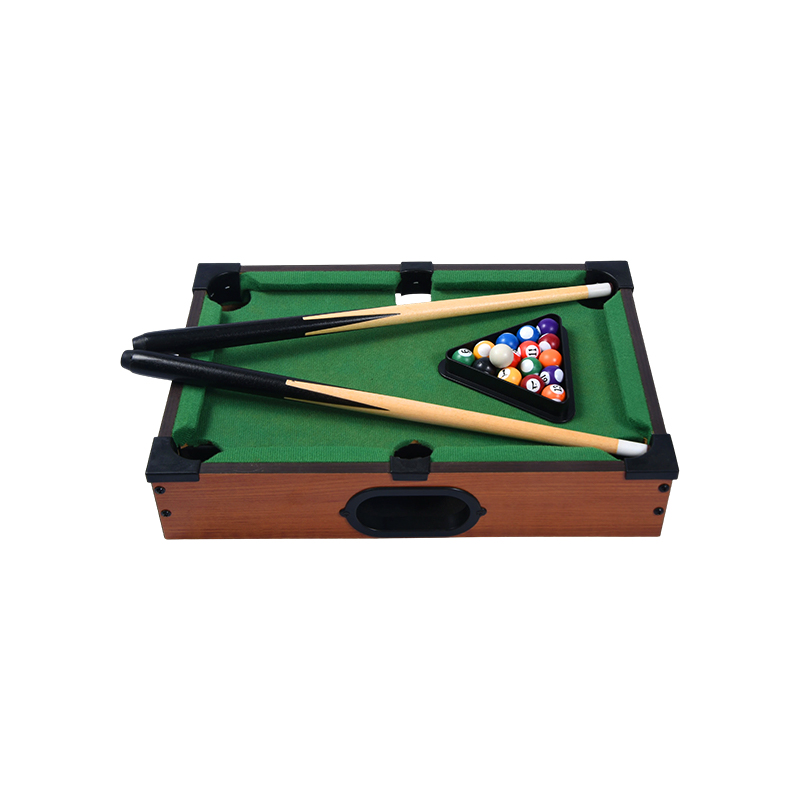 Compacte biljartset met keuen, ballen en mini-desktoppooltafel met driehoekig rek