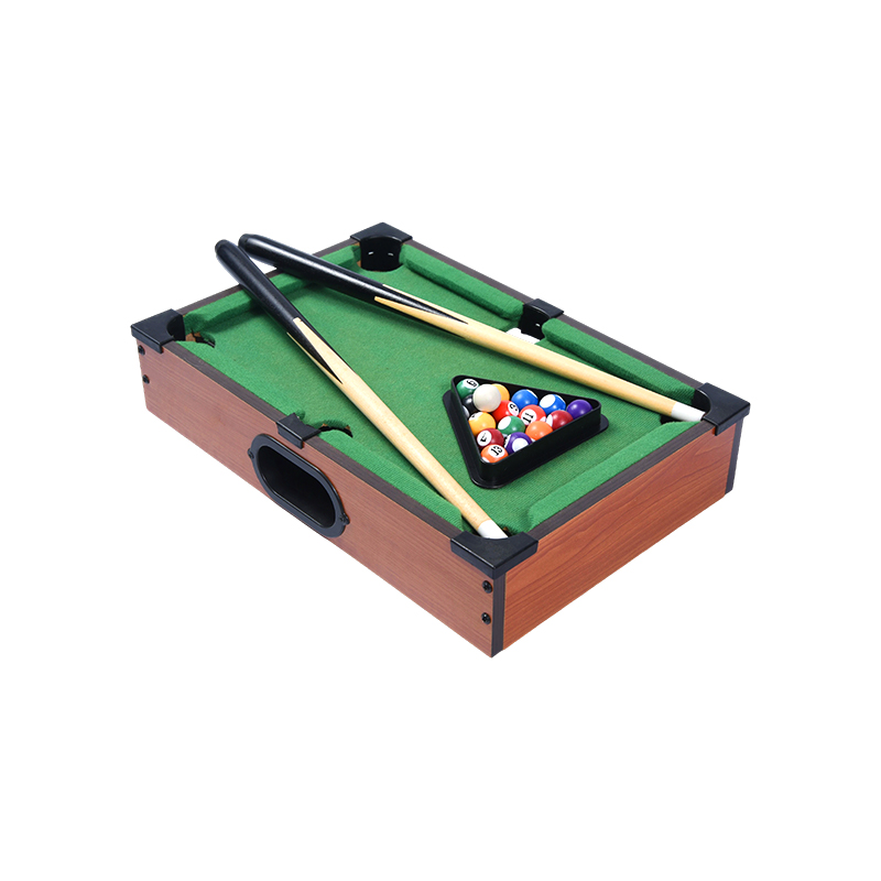 Compacte biljartset met keuen, ballen en mini-desktoppooltafel met driehoekig rek