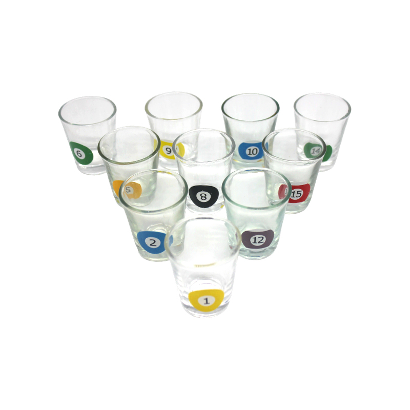10 glazen met biljartbalnummers, shotglasset met zwembadthema en driehoekig rek