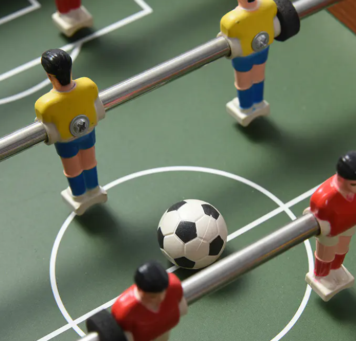 Hoe tafelvoetbalspellen de teambuilding en productiviteit op de werkplek verbeteren?